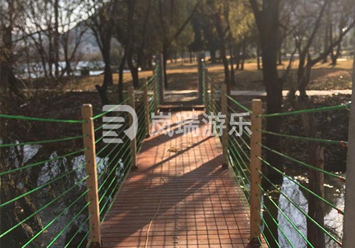 云南鹤庆黄龙谭公园的吊桥